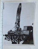 Fotografie locomotivă cu abur ridicată de macara &ndash; anii 1930&ndash;1950 &ndash; raritate feroviară