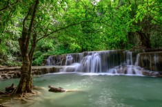 Fototapet de perete autoadeziv si lavabil Cascada44 Cadere de apa in padurea verde, 400 x 250 cm foto