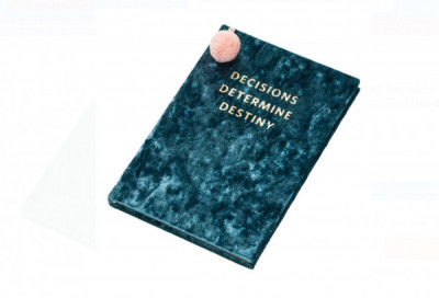 Caiet A5 Decisions Determine Destiny si semn de carte cu pompon roz coperta de catifea foto