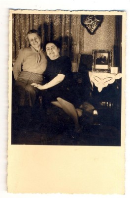 AD 1307 C. P. VECHE -DOAMNE IN TINUTA DE EPOCA - IN CASA foto