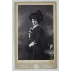 BOUDOIR PORTRAIT , TANARA IN STUDIO , FOTOGRAFIE CABINET , SFARSITUL SEC. XIX