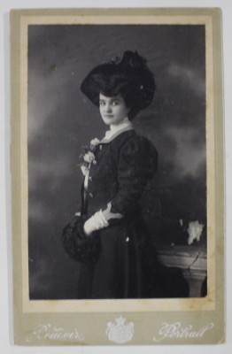 BOUDOIR PORTRAIT , TANARA IN STUDIO , FOTOGRAFIE CABINET , SFARSITUL SEC. XIX foto