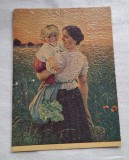 Carte Postala veche, fetita in brate la mama sa, anii 1920