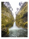 Tablou Canvas, "Cascada misterioasă printre st&acirc;nci alpine", Cascade, St&acirc;nci, Apă, Vegetație, Noroi, Arbori, Cădere, Natură, Culoare., 26 x 39 cm, CMCL
