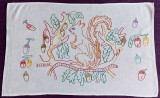 Peretar romanesc de bucatarie cusut de mana anii 70, veverita cu ghinde 66 x 42 cm