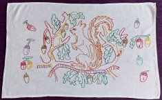 Peretar romanesc de bucatarie cusut de mana anii 70, veverita cu ghinde 66 x 42 cm