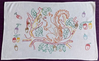 Peretar romanesc de bucatarie cusut de mana anii 70, veverita cu ghinde 66 x 42 cm foto