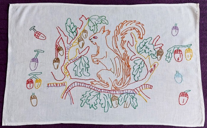 Peretar romanesc de bucatarie cusut de mana anii 70, veverita cu ghinde 66 x 42 cm