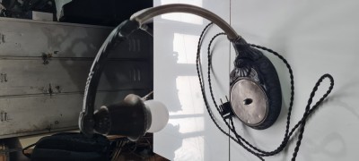 Veioza veche din metal foto