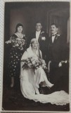 Fotografie tip Carte postala, Mire, mireasa si nasii, perioada interbelica