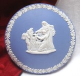 CASETA / BOMBONIERA PORTELAN WEDGWOOD BLUE JASPERWARE DECOR SCENA MITOLOGICA 9.5 CM