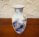 VAZA DIN PORTELAN CHINEZESC, DECORATA MANUAL H12,5cm