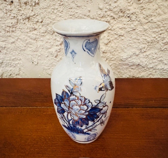 VAZA DIN PORTELAN CHINEZESC, DECORATA MANUAL H12,5cm