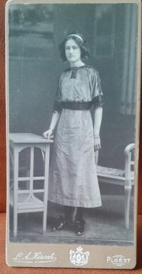 Fotografie pe carton, tanara perioada interbelica foto