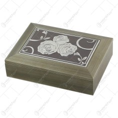 Caseta bijuterii din lemn cu placuta metalica gravata 18&times;13 CM Fluturasi/Margarete/Trandafiri