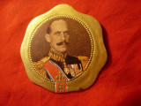 Medalion carton metalizat Regele Haakon al Norvegiei ,d=4cm