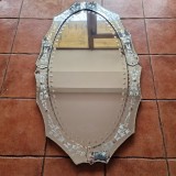 Cumpara ieftin OGLINDA OVALA DE PERETE DIN CRISTAL BIZOTAT - ROMANIA anii &#039;70
