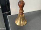 Splendid clopot vechi din alamă masivă,vechi cu m&acirc;ner din lemn lăcuit,stare perfectă de colecție/decor.