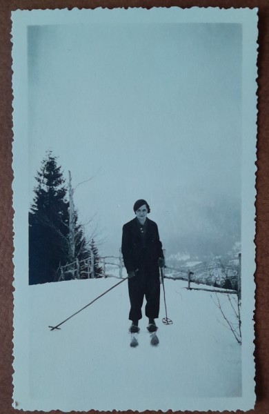 Fotografie, Stella, mama lui Geo Litarczek, parintele radiologiei romanesti, la Cioplea, Predeal 1934
