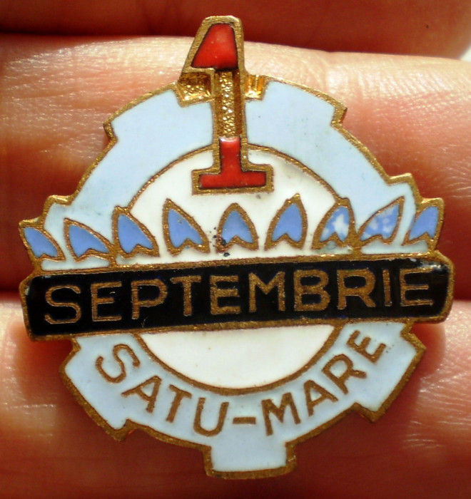 I.843 ROMANIA INSIGNA 1 SEPTEMBRIE SATU-MARE h28mm email EROARE