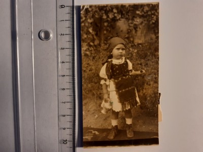 Fotografie cu fetiță &amp;icirc;n costum popular 6 foto