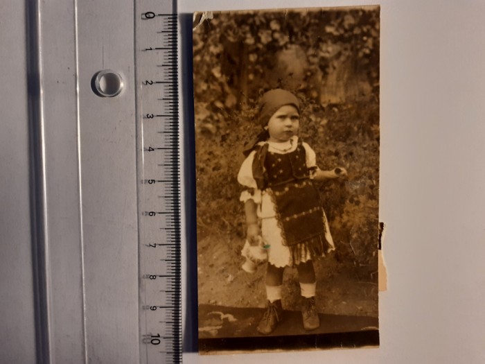 Fotografie cu fetiță &icirc;n costum popular 6