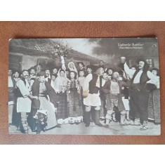 Fotografie tip carte postala, scena din piersa Lipitorile Satelor, Teatrun National Bucuresti, inceput de secol XX