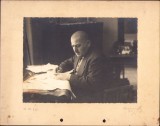 PM73 Profesorul Ioan Văleanu de la Școala Tehnică din Cluj &icirc;n biroul său de acasă, studio Bordan, Cluj, 1938
