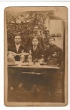 Fotografie Vintage: 4 Barbati la Masa, Sifon, Palarii - Dimensiuni 138x90mm