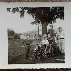 Militari romani cu copil, pe motocicleta// fotografie anii '40