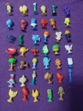 Lot FIGURINE Album joc cu jucarii figurine,ventuze stikeez mega popz de colectie