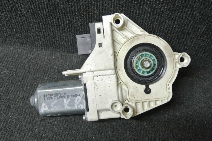 Motor macara geam ușă st&acirc;nga față AUDI A6 4F2, C6 2004 OEM: 4F0959801B 1579471