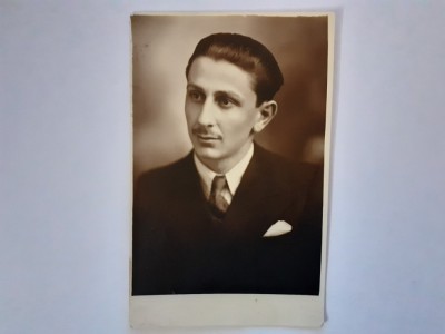 Fotografie tip CP cu bărbat din București 7 foto