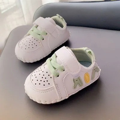 Adidasi albi pentru baietei - Air (Marime Disponibila: 3-6 luni (Marimea 18