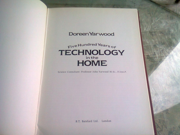 FIVE HUNDRED YEARS OF TECHNOLOGY IN THE HOME - DOREEN YARWOOD (CARTE IN LIMBA ENGLEZA)