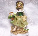 FIGURINA BIBELOU PORTELAN FEMEIE CU COS CU FLORI 15.5 CM