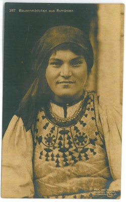 5208 - ETHNIC woman, Romania - old postcard, real Photo - unused foto