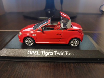 Macheta OPEL TIGRA TWIN TOP B 2004 rosu - Minichamps, scara 1/43, noua. foto