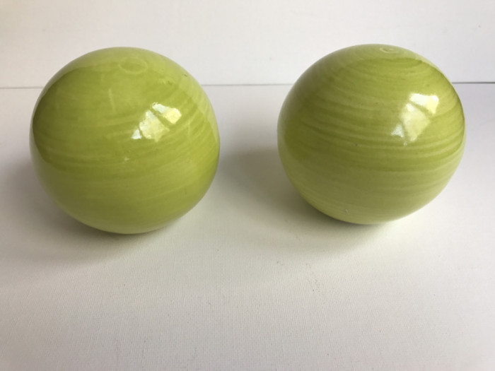 Set 2 sfere ornamentale ceramica verde deschis