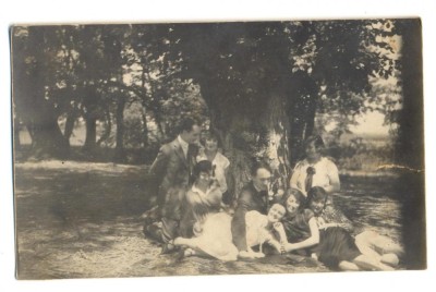 AD 1350 C. P.VECHE- GRUP IN TINUTA DE EPOCA, LA PADURE-ARE O RUPTURA PE O LATURA foto
