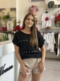Bluza neagra din bumbac cu floricele aplicate orizontal