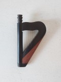 * Brosa de lemn in forma de harpa / lira, 7cm x 4cm, cu ac metalic