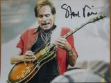 Autograf al chitaristului, compozitorului, solistului, producătorului și actorului american Steve Vai pe fotografie mare