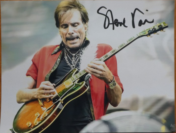 Autograf al chitaristului, compozitorului, solistului, producătorului și actorului american Steve Vai pe fotografie mare