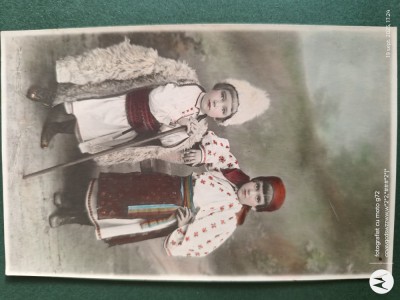carte postala deosebita , interesanta ,copii in costum traditional , baiatul , cu cojoc pana la pamant .foto color foto