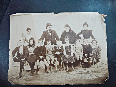 Fotografie de familie, pe carton, perioada interbelica foto