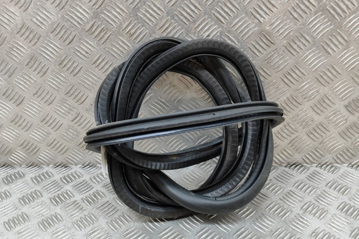 Garnitura ușă st&acirc;nga spate PEUGEOT 2008 II 2021 OEM: 9825831480 | 28131338