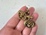 Butoni de cămașă vintage din alamă, formă ovală cu model nod &icirc;mpletit, 3.5 cm