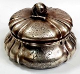 Cutiuta din argint, decorata cu motive florale, cca 1900