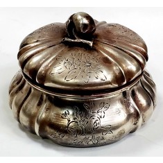 Cutiuta din argint, decorata cu motive florale, cca 1900